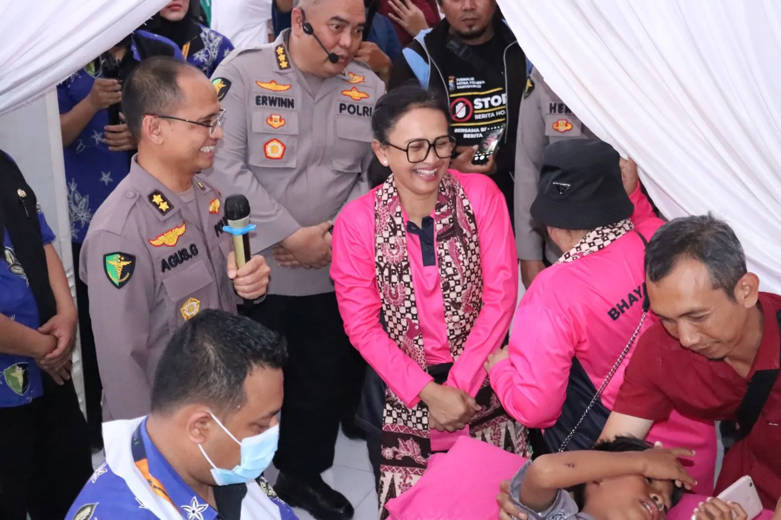 Baktikes Bhayangkari Peduli “Tour Of Kemala” di Banyuwangi, Biddokkes Polda Jatim Layani 1000 Pasien Gratis
