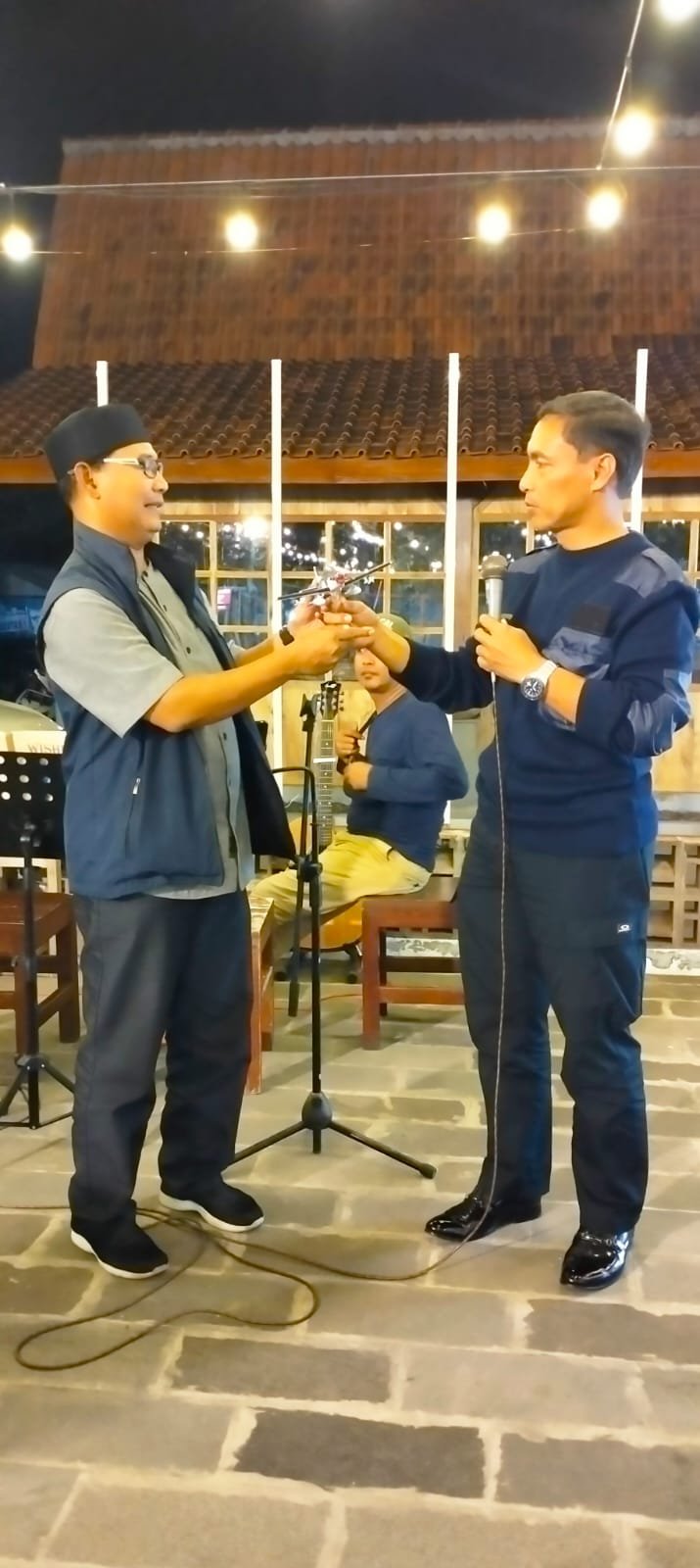 Asisten Potensi Dirgantara (Aspotdirga) Kasau Marsda TNI Andi Wijaya S.Sos berikan Plakat Kepada Kadispar Banyuwangi