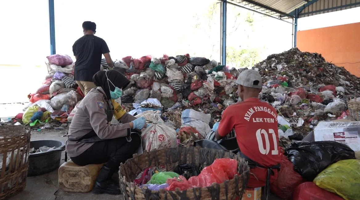 Anggota Polwan Polres Ponorogo Bersama Warga Ubah Sampah Jadi Produk Ekonomis