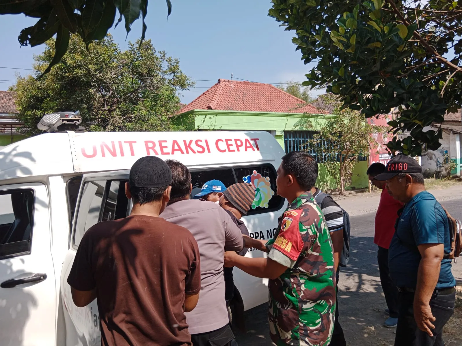 Polres Nganjuk bersama-sama TNI, Pemdes Rowoharjo dan Dinas Kesehatan bantu ODGJ