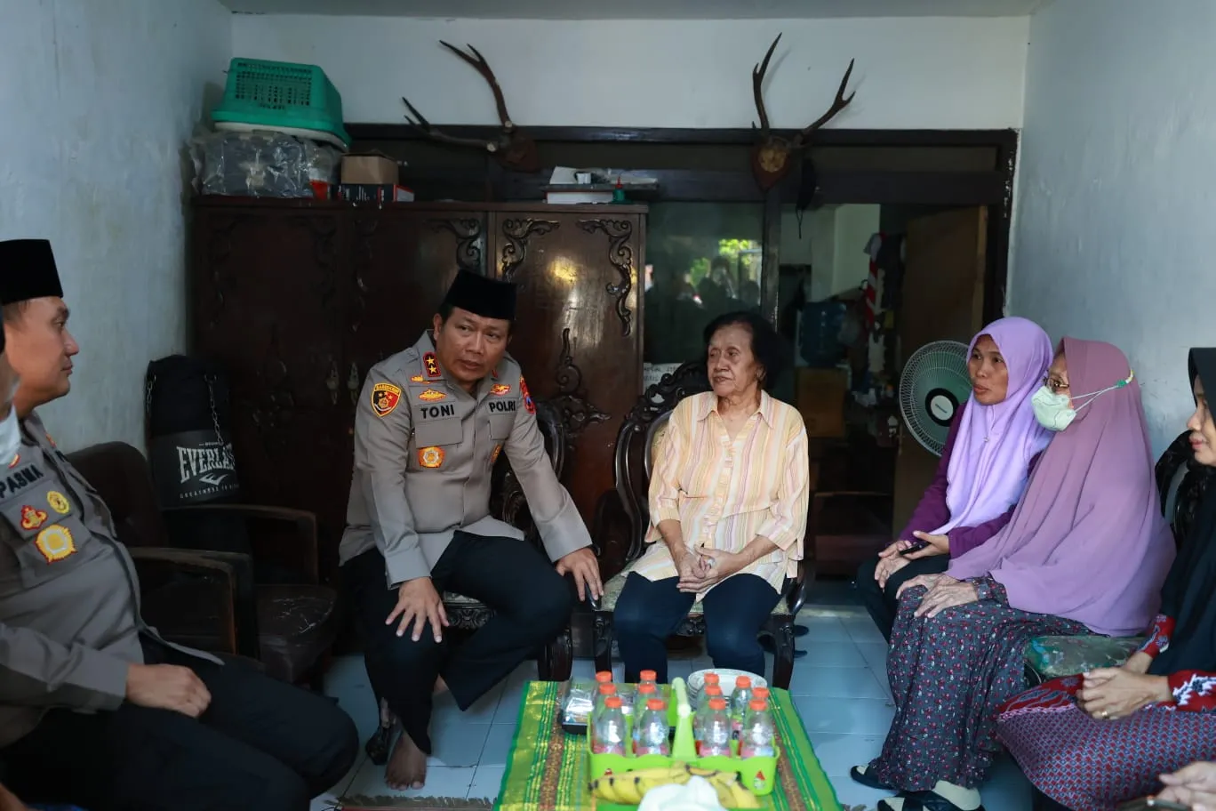 Jum'at Curhat, Kapolda Jatim Sambangi Aspol Ketintang Surabaya