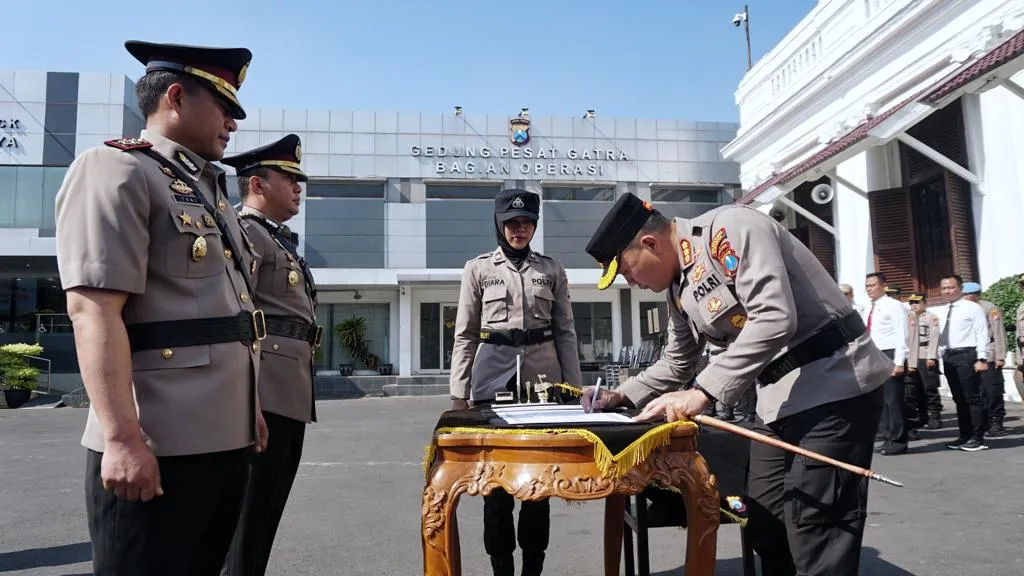 Kapolrestabes Surabaya Pimpin Upacara Serah Terima Jabatan Kabagops, Kasatreskrim dan Kapolsek Gunung Anyar