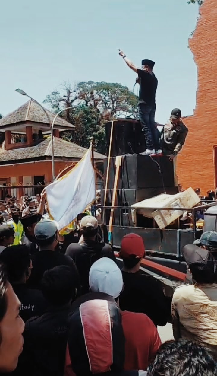 Aliansi Madura Indonesia Gelar Aksi Demo Di Kantor Bupati Mojokerto