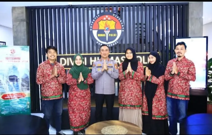 Kadiv Humas Hadiahi Lima Jurnalis ke Tanah Suci