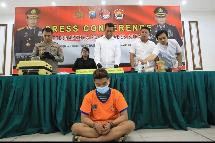 Polisi Ringkus Kurir Narkoba di Surabaya, Ribuan Pil Ekstasi dan Sabu Diamankan