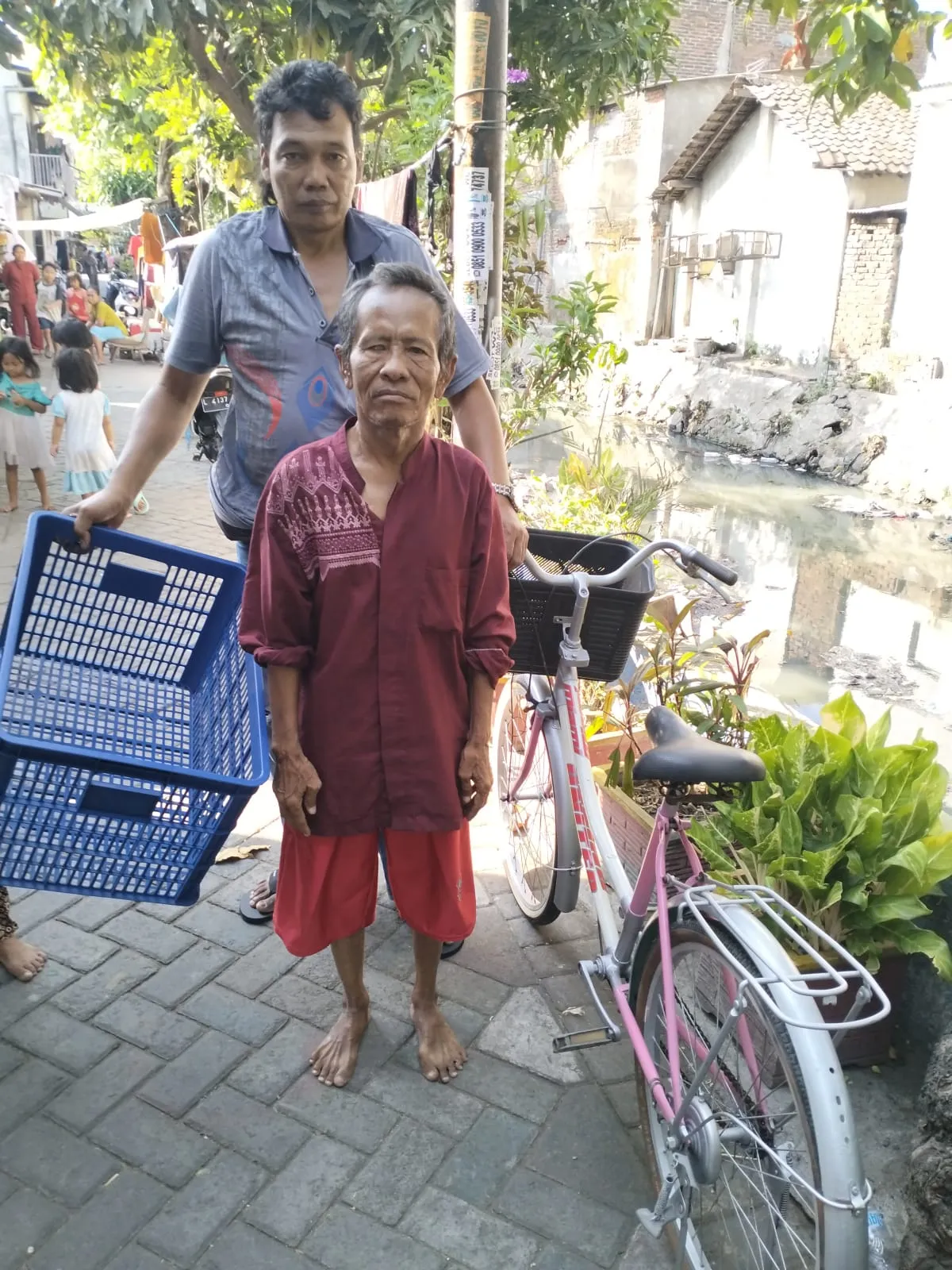 Ormas Aldera Kembali Berikan Bantuan Kepada Warga Sidotopo Berupa satu Unit Sepeda