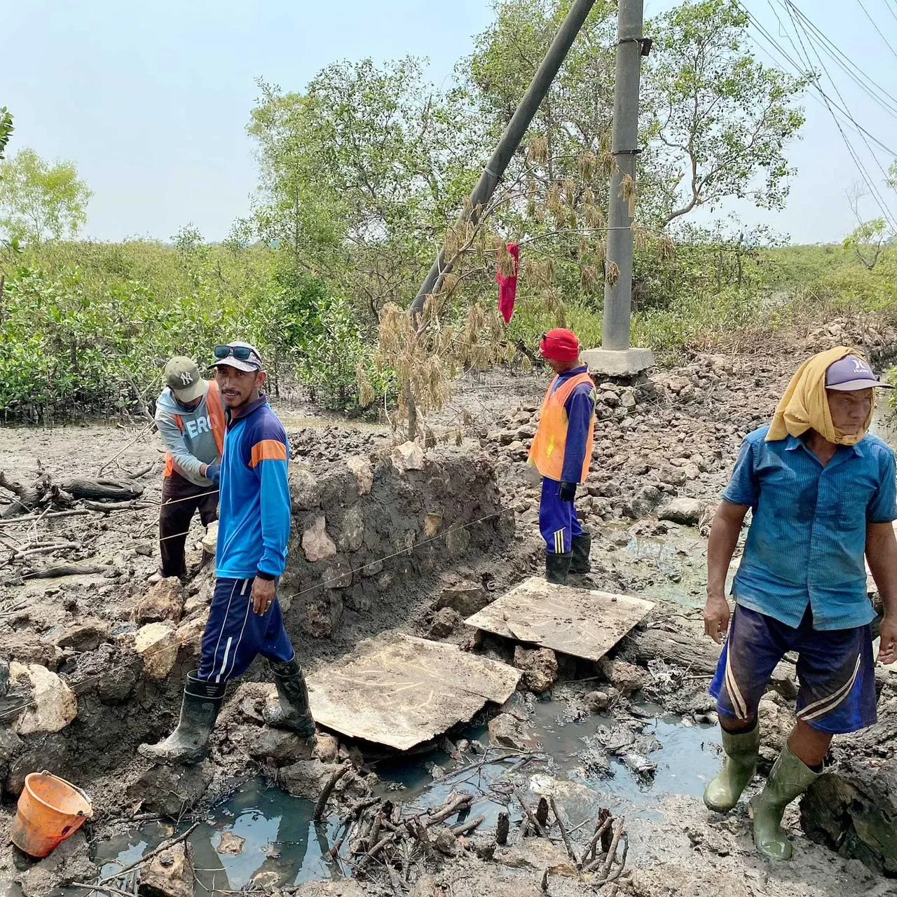Tak Mendapat Perhatian Pemerintah, Warga Desa Buluh Bahu Membahu Swadaya Perbaiki Saluran Irigasi