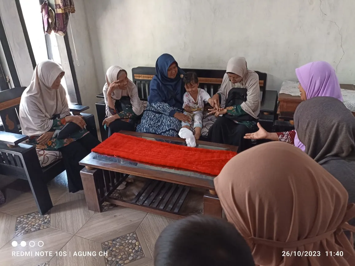 Jenguk Anak Didik Sakit, 4 Guru KB Mutiara Aisyiyah Situbondo Kunjungi Wali Murid 
