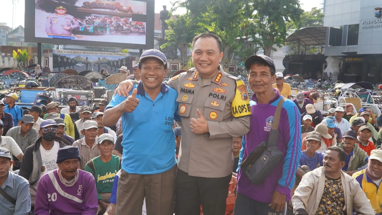 Pupuk Kebersamaan Bersama Abang Becak, Kapolrestabes Surabaya Ajak Sarapan Pagi dan Bagikan Paket Sembako