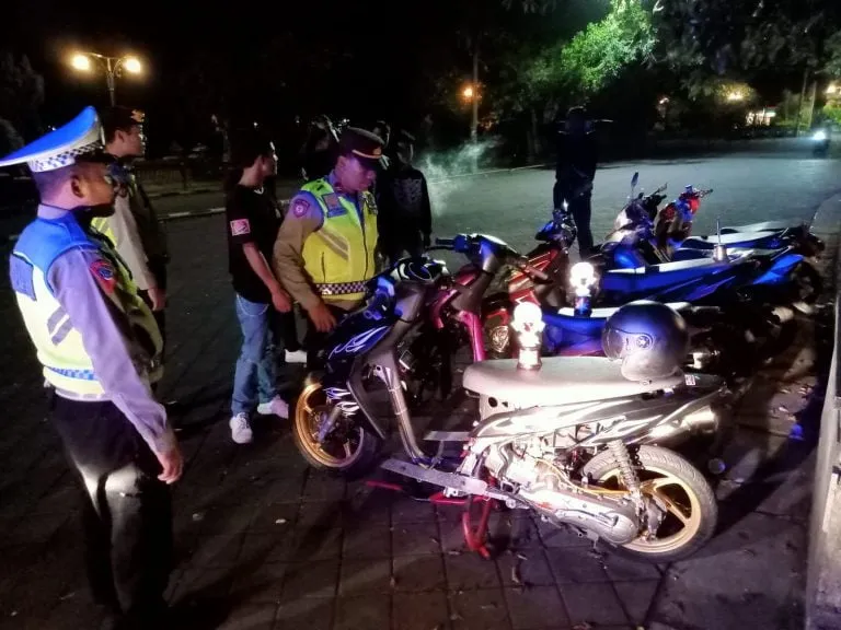 Jaga Harkamtibmas Patroli Biru Polsek Mengwi Imbau Anak anak Muda