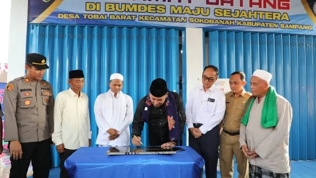 Dukung Kemandirian Ekonomi Desa, Bupati Sampang Resmikan BMS Swalayan BUMDes Maju Sejahtera Tobai Barat
