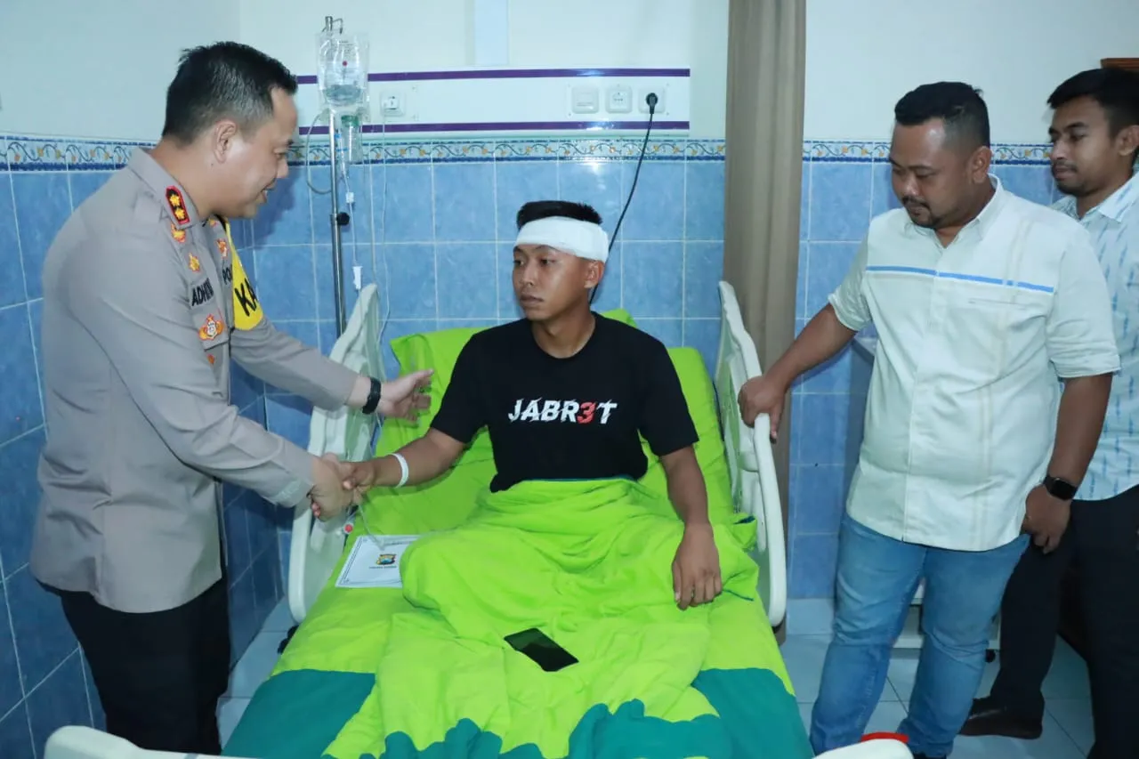 Kapolres Gresik Jenguk Korban Kerusuhan Suporter Stadion Gejos di RS Bhayangkara Polda Jatim