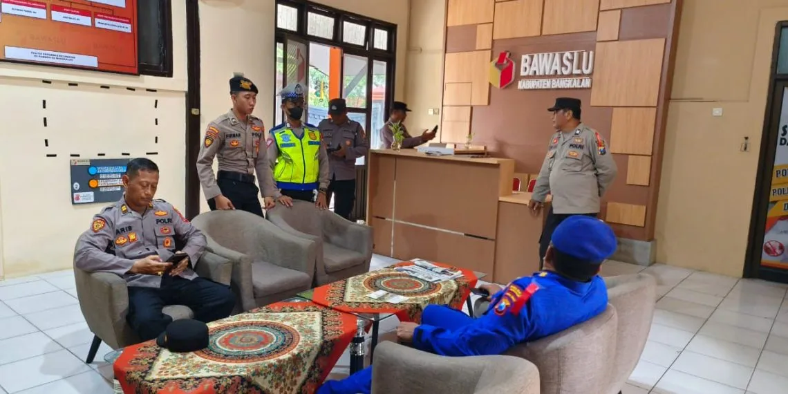 Mendekati 14 Februari, Polres Bangkalan Intensifkan Patroli di Bawaslu dan KPU