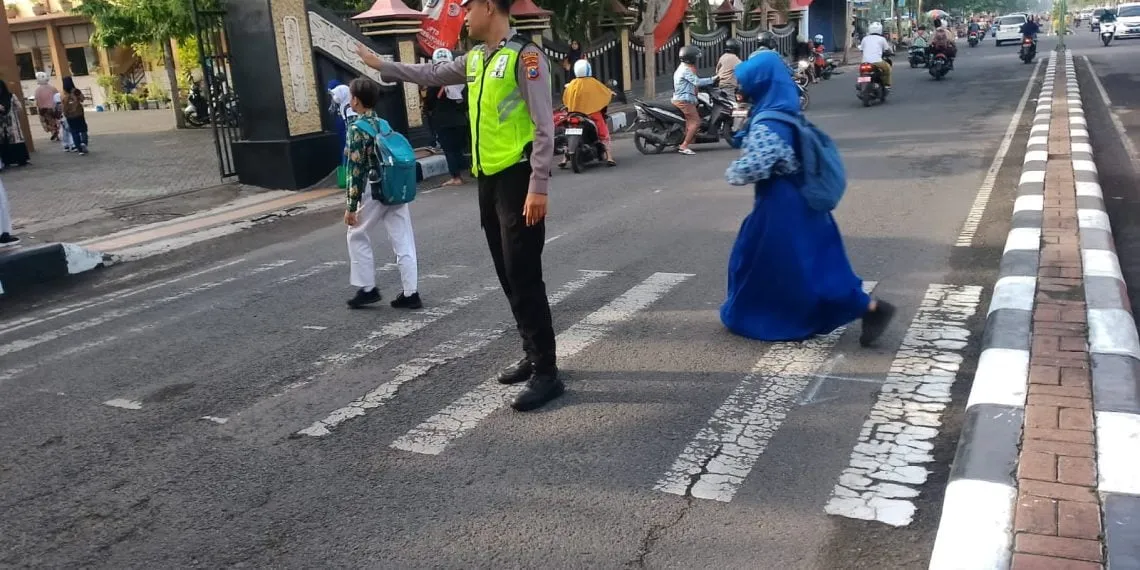 Amankan Lalu Lintas Pagi, Satlantas Polres Bangkalan Pastikan Arus Lancar Terkendali