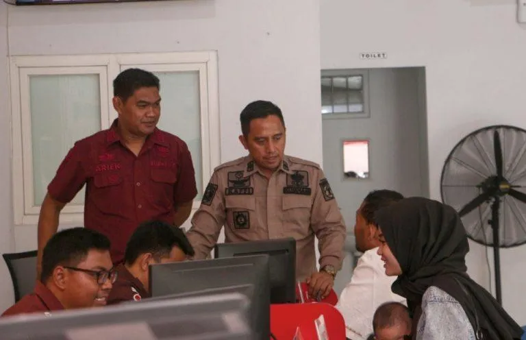 Kepala Kesatuan Pengamanan Lapas Kelas I Madiun Memastikan Keamanan Kunjungan Keluarga WBP