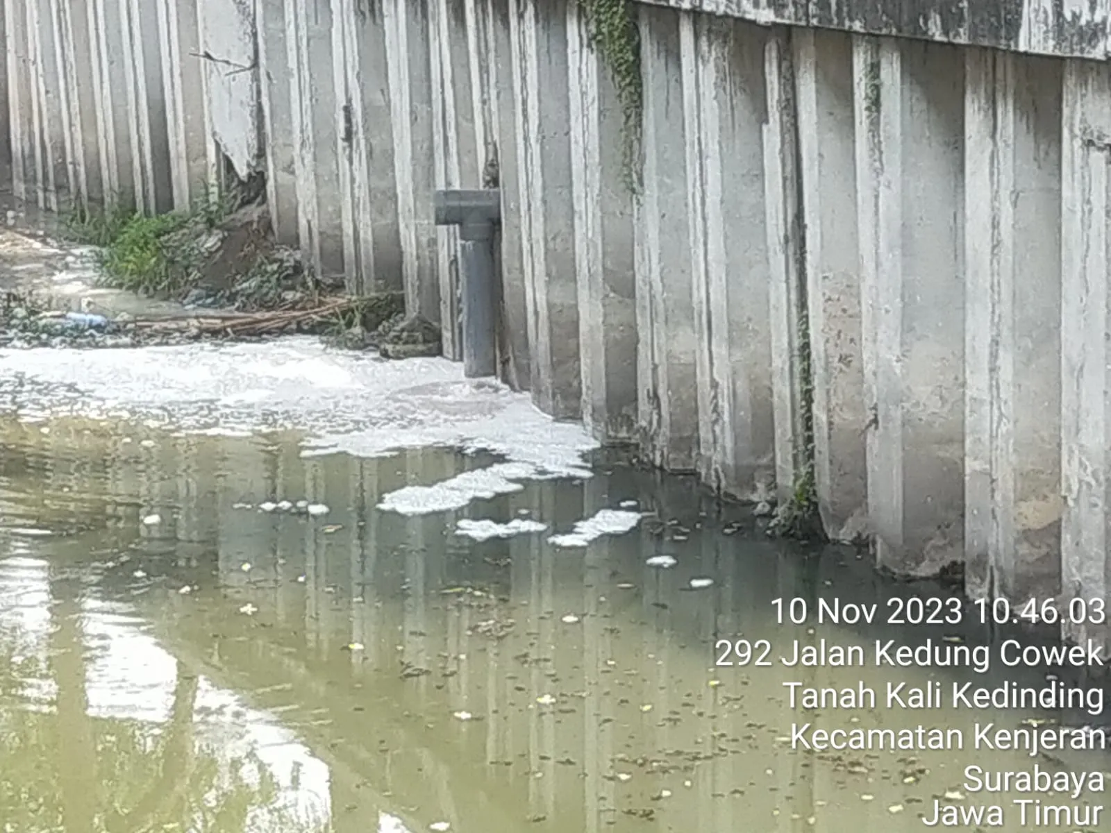 Diduga Adanya Pipa Saluran Air Limbah Industri Mengalir di Sungai Suramadu
