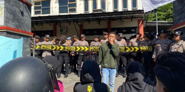 Polres Sumenep Laksanakan Pengamanan Unras di Kantor Dinas Ketahanan Pangan dan Pertanian