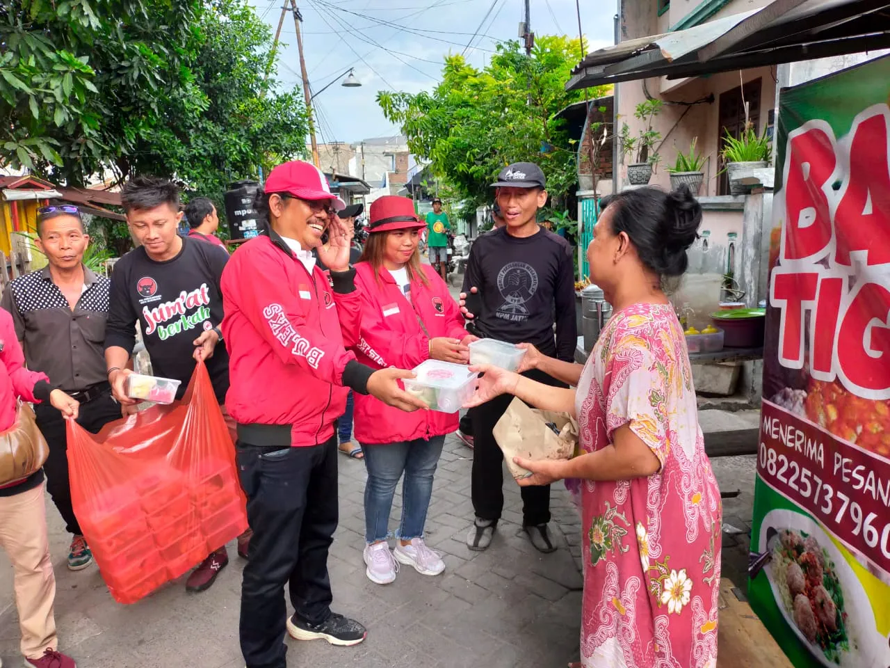 Jum'at Berkah, BULEKS' 99 Communty Sasar Kampung-kampung Bagikan Nasi Kotak
