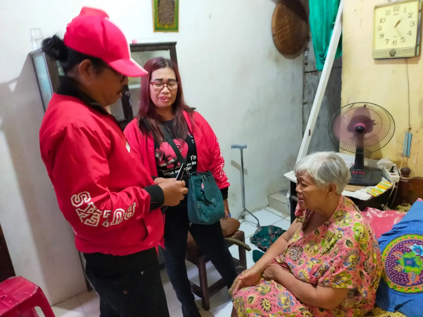 Peduli Sesama, Budi Leksono Datangi Rumah Lansia Lumpuh Untuk Berikan Bantuan
