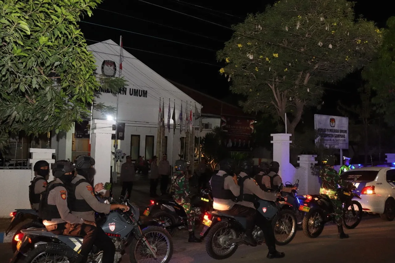 Cipta Kondisi Kamtibmas Menjelang Pemilu 2024 Polres Sampang Gelar Patroli Skala Besar