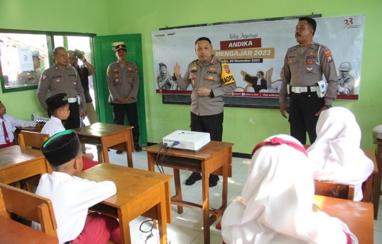 Mendadak Jadi Guru Pada Kelas Inspirasi, Kapolres Kediri Kota Beri Motivasi Para Pelajar