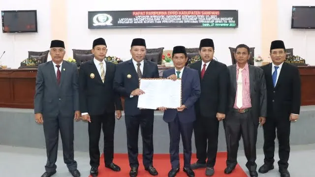 Bupati – Wabup Hadiri Rapat Paripurna, Sahkan Tiga Raperda Bersama Legislatif