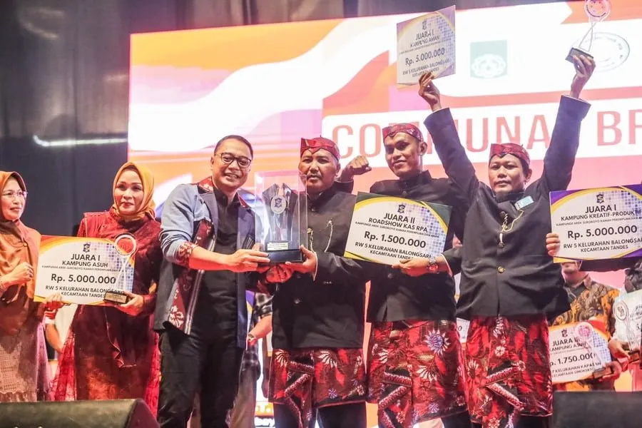 WALI KOTA ERI CAHYADI BERI PENGHARGAAN KAS-RPA KEPADA 19 KAMPUNG DI SURABAYA