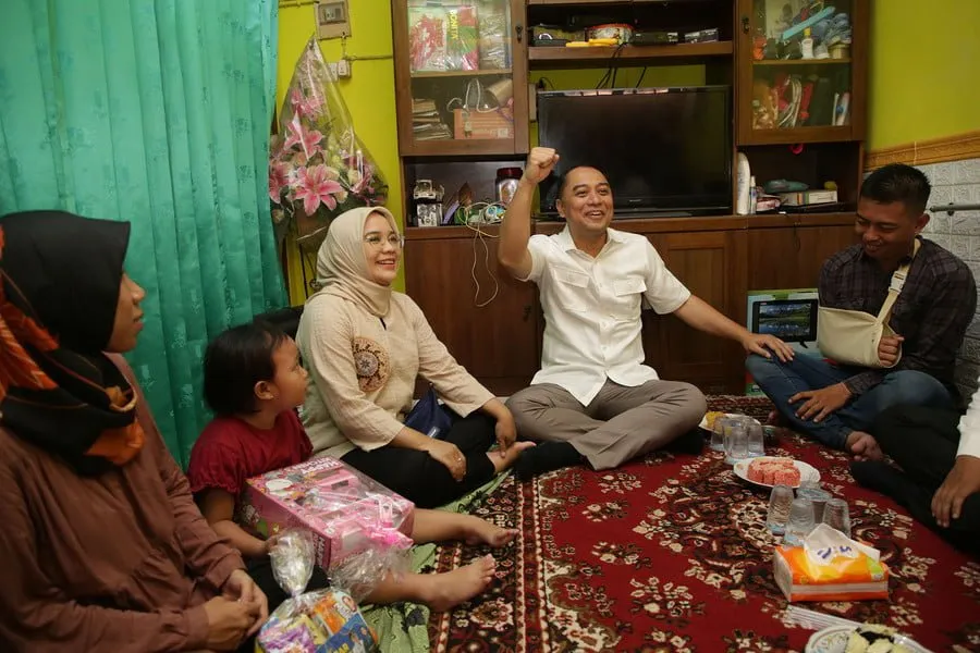 WALI KOTA ERI CAHYADI JENGUK DUA PETUGAS SATPOL PP YANG DIDUGA DIANIAYA OKNUM BURUH