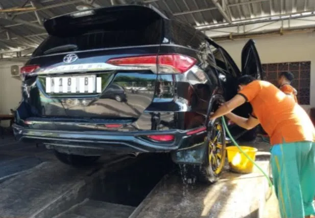 RUTAN SITUBONDO BUKA CAR WASH SEBAGAI PROGRAM PEMBINAAN BAGI WBP RUTAN SITUBONDO