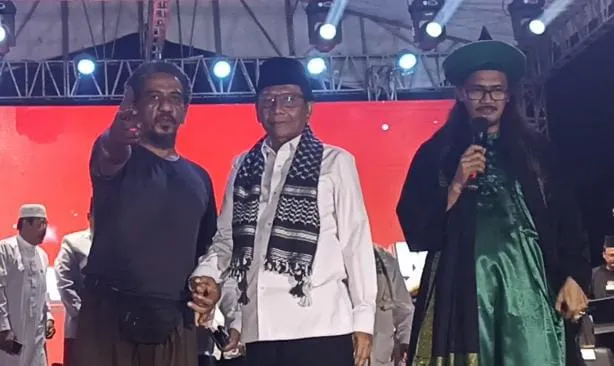 Hadiri Sholawat Kebangsaan di Bondowoso, Cawapres Mahfud MD Jabat Tangan Habib Zein 