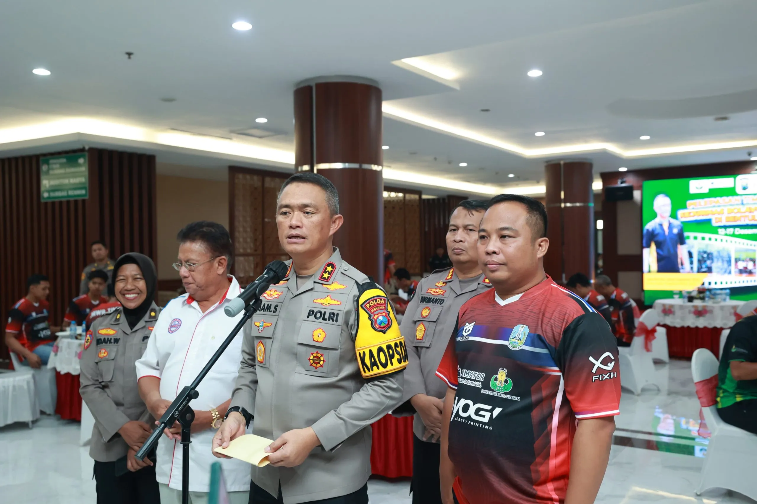 Kapolda Jatim Berangkatkan Tim Putra Putri Kejurnas Bola Voli Junior 2023