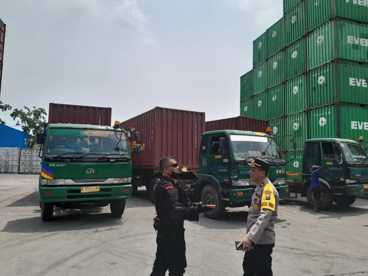 Pastikan Distribusi Logistik Pemilu 2024 Aman, Polres Pelabuhan Tanjung Perak lakukan Pengawalan