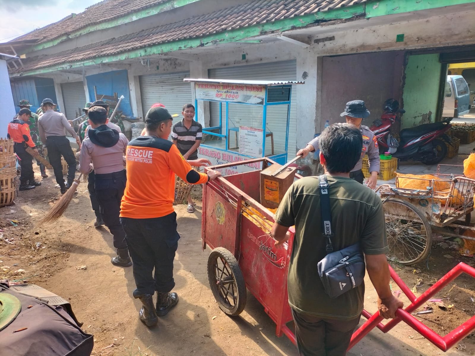 Polres Tulungagung Gelar Karya Bakti Antisipasi Banjir 