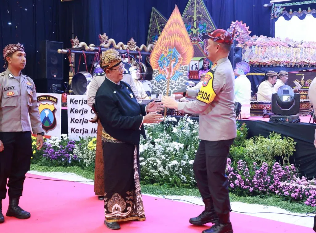 Polda Jatim Stimulasi Pemilu Damai Melalui Pagelaran Seni Wayang Kulit 