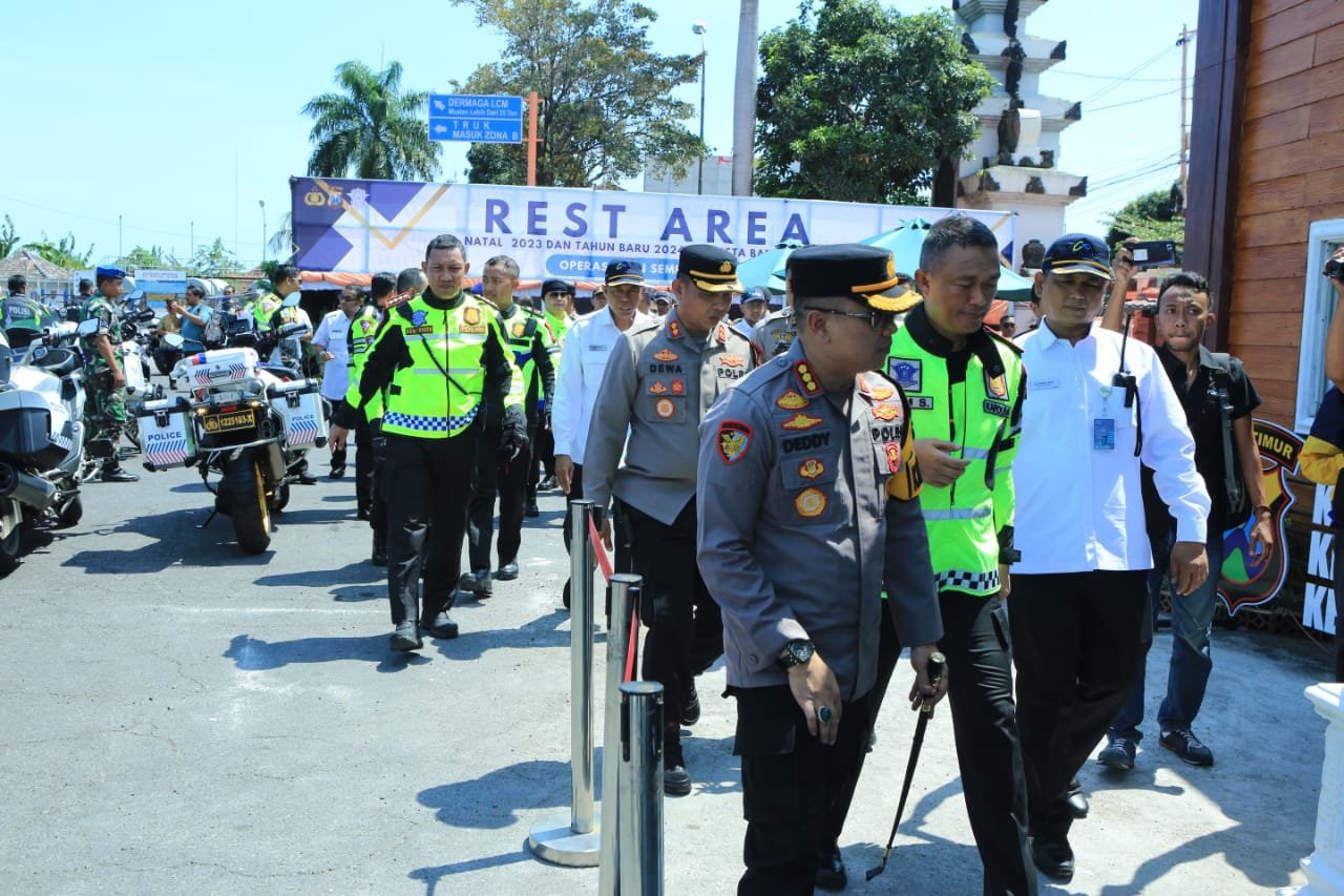Kapolda Jatim Cek Kesiapan Ops Lilin Semeru dan Jalur Pantura Surabaya - Banyuwangi dengan Patroli Bermotor