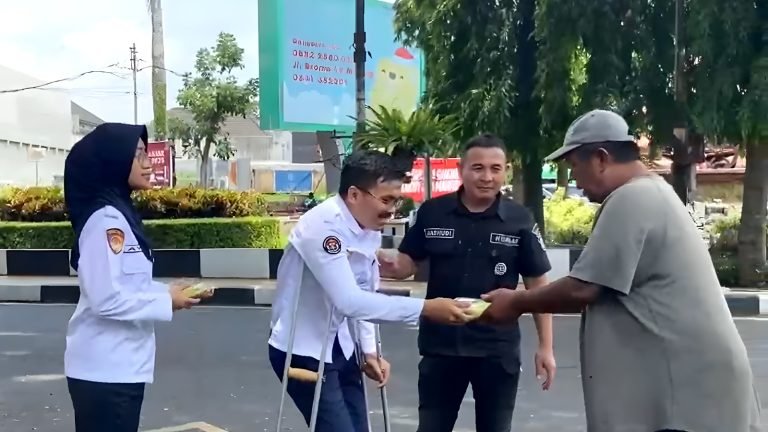 Wujud Rasa Syukur, Staf Disabilitas Polresta Malang Kota berbagi Berkah ke Sesama