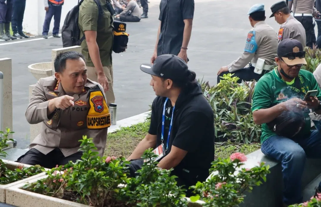 Kedatangan Supporter The Jakmania ke Surabaya Mendapatkan Pengawalan Ketat Polrestabes Surabaya
