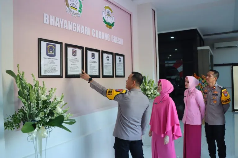 Kapolres Gresik didampingi Ketua Bhayangkari Cabang Gresik Resmikan Kantor Bhayangkari Cabang Gresik