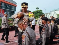 Kapolres Gresik AKBP Adhitya Panji Anom memimpin penutupan secara resmi kegiatan Pembinaan Tradisi Bintara Remaja Polres Gresik di halaman Mapolres Gresik, Senin (22/1/2024).