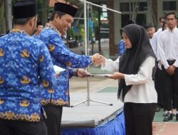 Perumda Delta Tirta memberikan Surat Keputusan kepada 130 tenaga kontrak yang menjadikan mereka karyawan tetap. Keputusan itu membawa harapan baru dan tanggung jawab yang lebih besar bagi para karyawan. (19/1/24)
