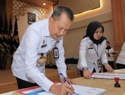 Kanwil Kemenkumham Jatim akan menyalurkan Rp 6,3 miliar untuk bantuan hukum gratis. Untuk menyalurkan duit sebanyak itu, instansi pemerintah yang dipimpin Heni Yuwono itu melakukan penandatanganan kontrak dan perjanjian kinerja pelaksanaan bantuan hukum tahun anggaran 2024 dengan 65 organisasi pemberi bantuan hukum (PBH) hari ini (24/1).