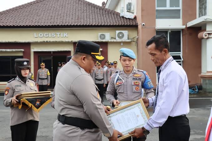 Kapolres Pamekasan AKBP Jazuli Dani Iriawan memberikan Piagam penghargaan kepada 12 (Tiga Belas) anggota Polres Pamekasan Karena telah berhasil melakukan pengungkapan kasus penyalahgunaan Narkoba jenis ganja di Toko Malika Parfun Jl. Amin Jakfar Kab. Pamekasan tersangka inisial JA dengan berat seberat 2.380 gram.