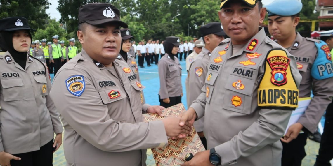 Kapolres Bangkalan Beri Reward Untuk Belasan Personelnya