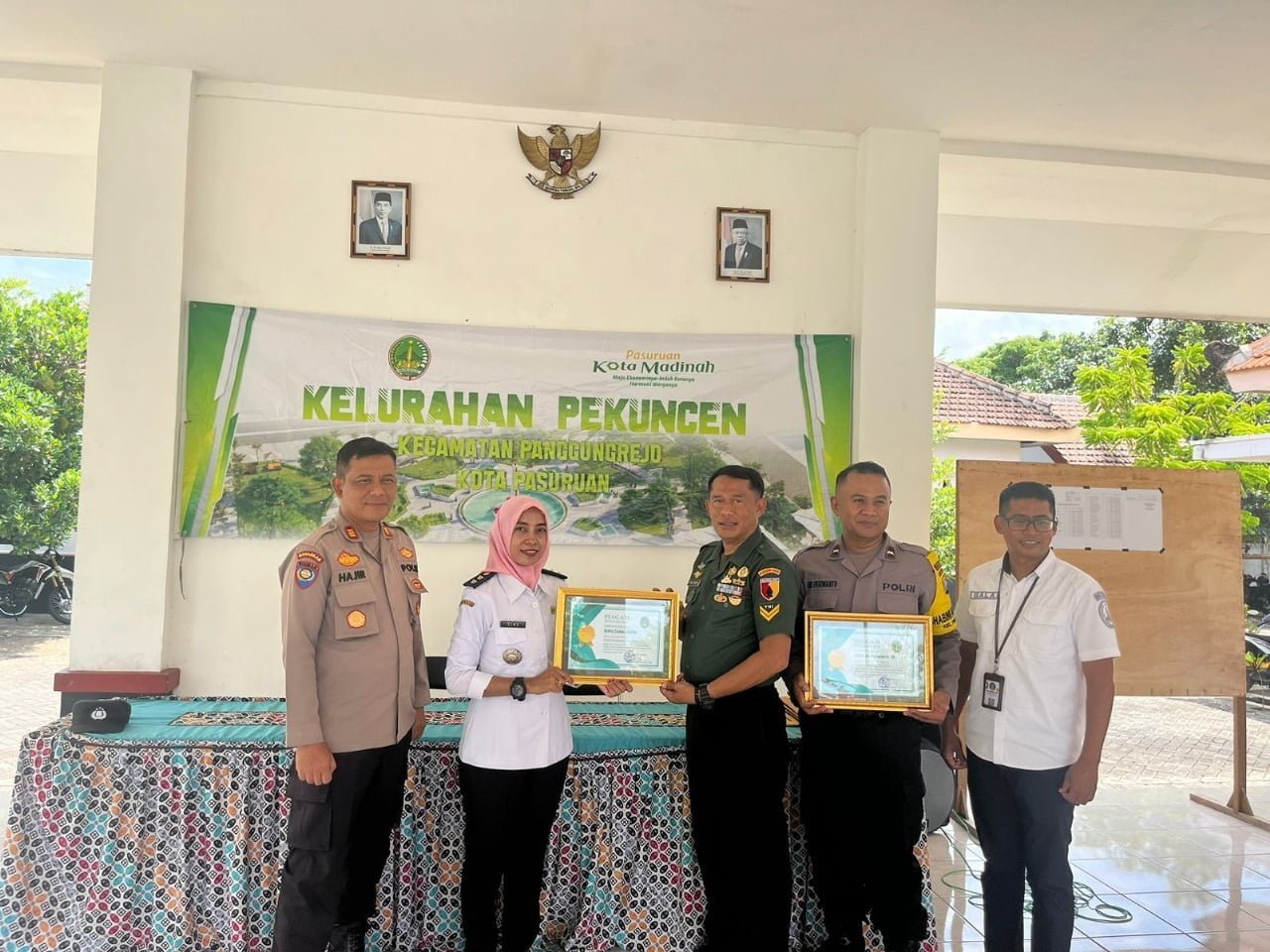 Tulus Melayani, Polisi RW Polres Pasuruan Kota dan Babinsa Terima Penghargaan dari Lurah Pekuncen 