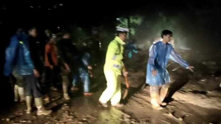 Polisi Bersama TNI dan Warga Bersihkan Material Longsor di Magetan, Jalur Wisata Sarangan Kembali Normal