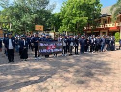 Bertempat di halaman kampus, aksi yang dilakukan secara damai itu digelar dengan membentangkan poster bertuliskan