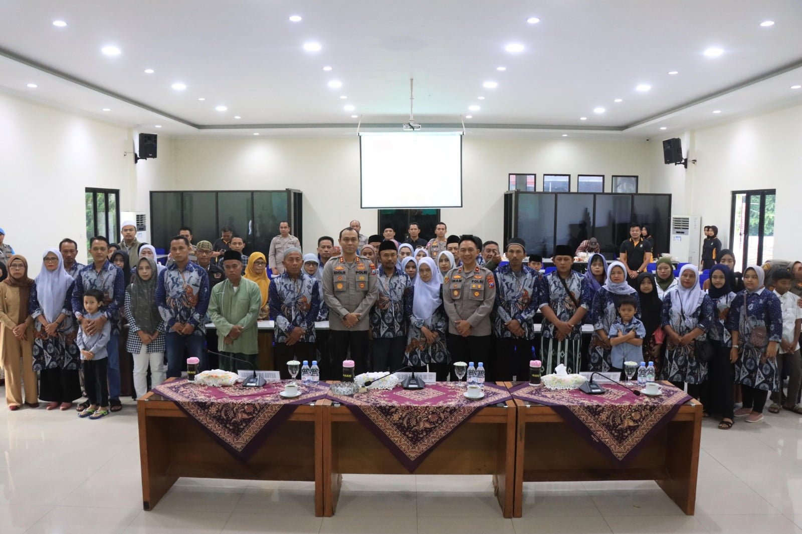 Kapolres Malang Fasilitasi Puluhan Keluarga Kanjuruhan Ziarah Ke Makam Wali Lima