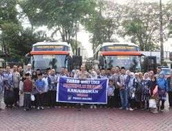 Kapolres Malang, AKBP Putu Kholis Aryana, melepas keberangkatan puluhan keluarga Kanjuruhan yang akan melaksanakan ziarah ke makam para Wali Lima di beberapa daerah Jawa Timur.