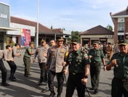 Guna memastikan pelaksanaan pesta Demokrasi Pemilu 2024 berjalan kondusif dan aman, Panglima Kodam V/Brawijaya Mayor Jenderal TNI Rafael Granada Baay, S.E., M.M bersama Kapolda Jawa Timur Irjen Pol Drs. Imam Sugianto,M.Si melakukan Kunjungan Kerja (Kunker) di Polres Pamekasan.