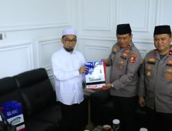 Ulama kharismatik Ustaz Adi Hidayat (UAH) menerima kunjungan Kepala Operasi Nusantara Cooling (Kaops NCS) Polri, Irjen Asep Edi Suheri di Kantor Quantum Akhyar Institute, Kota Bekasi, Senin (22/1/2022).